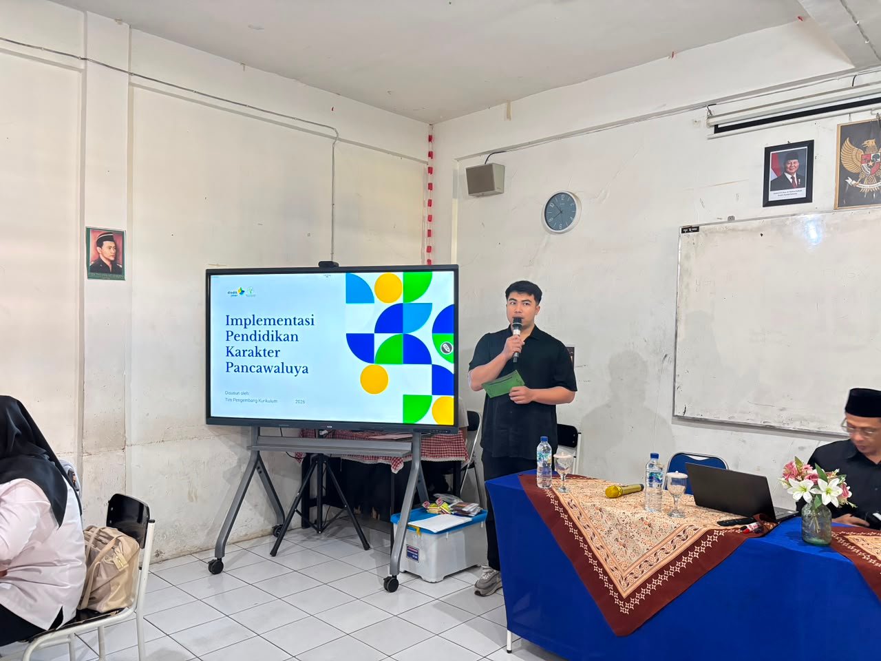 Suasana diskusi dan pemaparan materi IHT di ruang kelas SMA Pasundan 4 Bandung