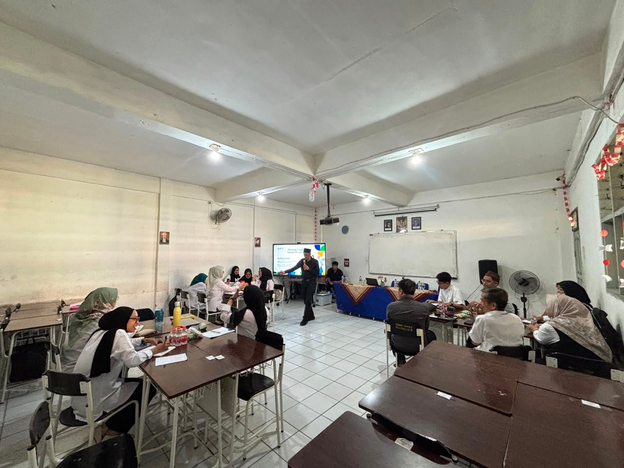 Peserta IHT dari kalangan guru memperhatikan arahan dari fasilitator kegiatan=
